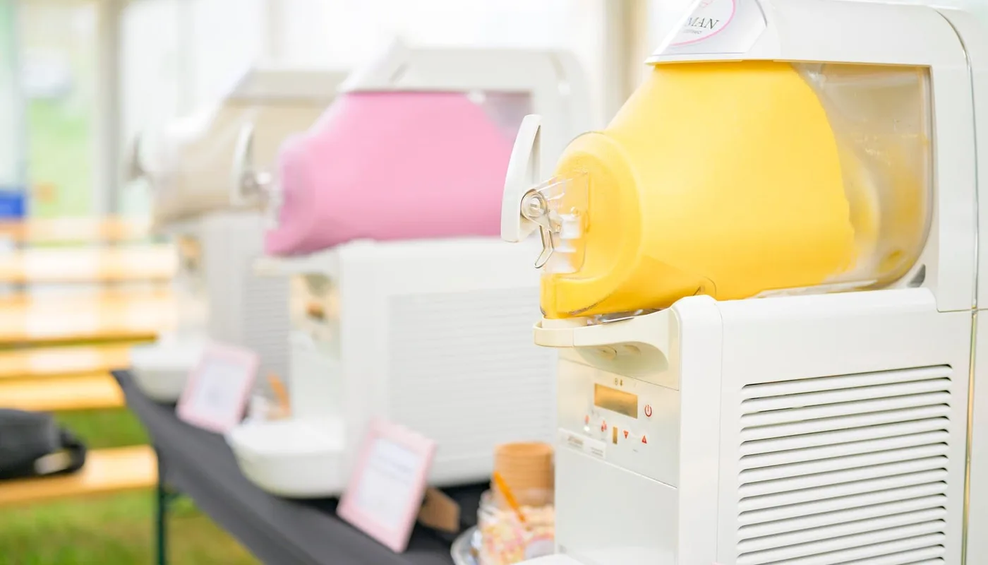 Jätman jäätisemasinad — kollane ja roosa masin üritusel